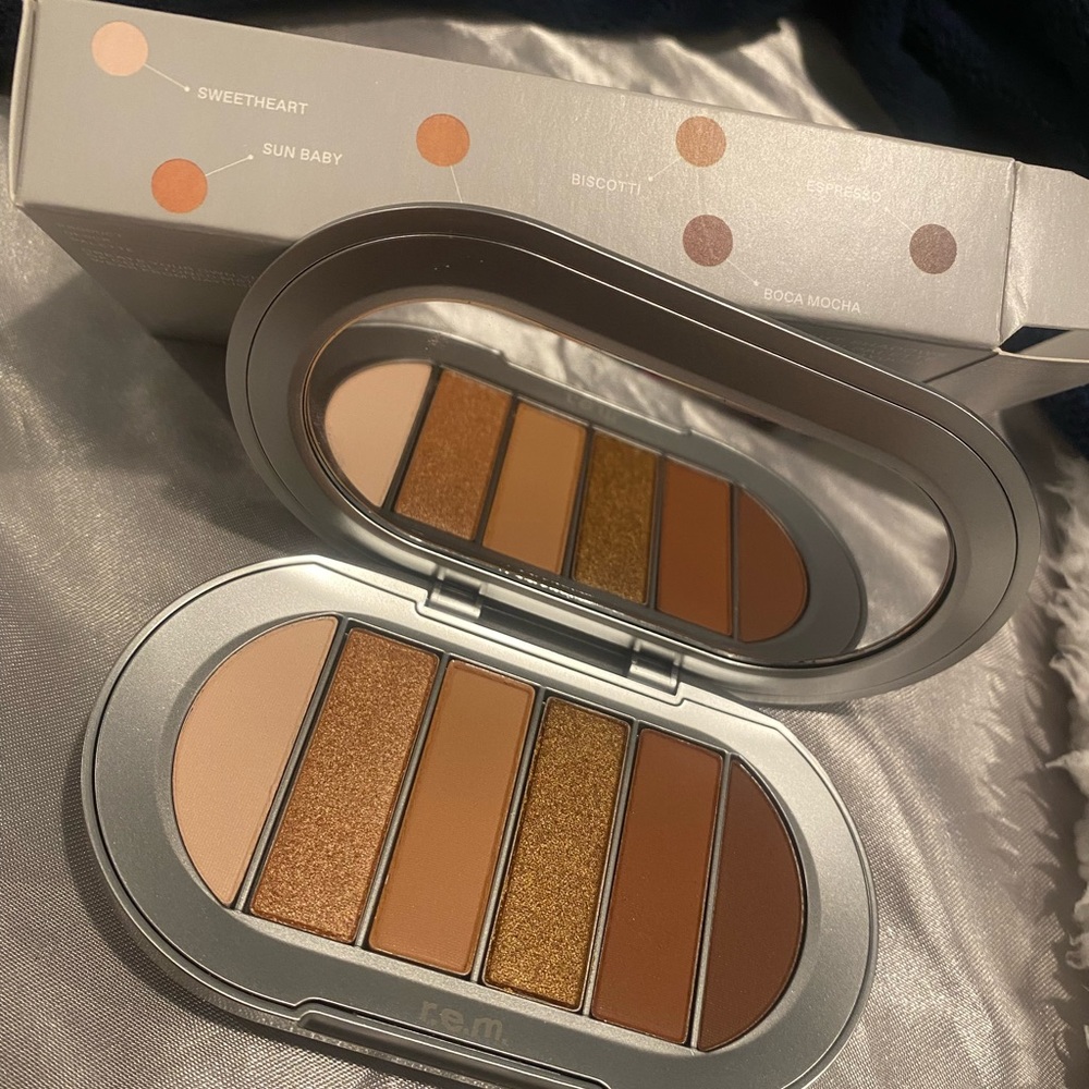 R.E.M Eyeshadow palette